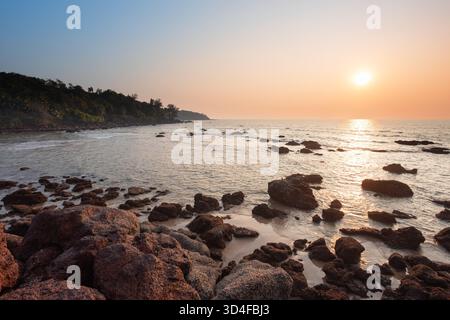 Galgibaga Strand bei Sonnenuntergang. Galgibaga oder Galgibagh Beach ist ein öffentlicher Strand in der Nähe des Palolem Strandes in South Goa in Indien. Stockfoto