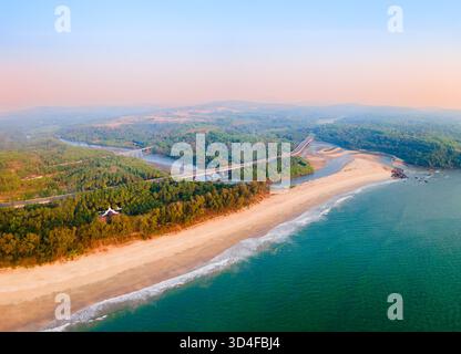 Galgibaga Strand Panoramablick bei Sonnenuntergang. Galgibaga oder Galgibagh Beach ist ein öffentlicher Strand in der Nähe des Palolem Strandes in South Goa in Indien. Stockfoto