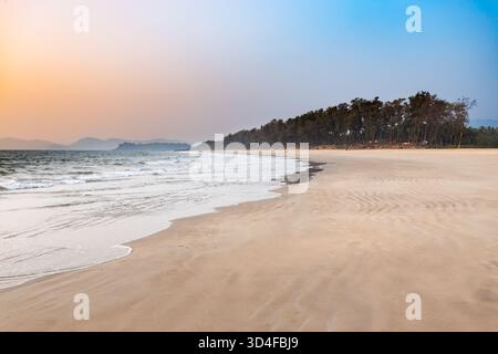 Galgibaga Strand bei Sonnenuntergang. Galgibaga oder Galgibagh Beach ist ein öffentlicher Strand in der Nähe des Palolem Strandes in South Goa in Indien. Stockfoto