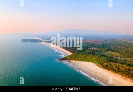 Galgibaga, Talpona und Rajbag Beach aus der Vogelperspektive bei Sonnenuntergang. Galgibaga oder Galgibagh Beach ist ein öffentlicher Strand in der Nähe des Palolem Beach in Stockfoto