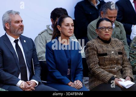 Mexiko-Stadt, Mexiko. November 2025. (l-R) Gouverneur des Bundesstaates Michoacan, Alfredo Ramírez Bedolla; Mexikos Präsidentin Claudia Sheinbaum Pardo und. Mexikos Innenministerin Rosa Icela Rodríguez bei der Vorstellung des Michoacan-Plans für Frieden und Gerechtigkeit im Nationalpalast. Am 9. November 2025 in Mexiko-Stadt. (Foto: Luis Barron/Eyepix Group) Credit: Eyepix Group/Alamy Live News Stockfoto