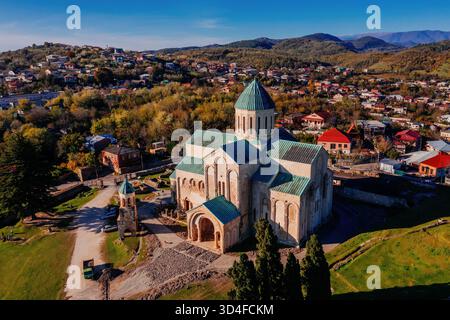 Bagrati Kathedrale in Kutaisi, Luftaufnahme von der Drohne. Stockfoto