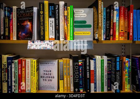 Bücherregal mit Büchern über künstliche Intelligenz, Buchladen mit einem Regal über zukünftige Technologie Stockfoto
