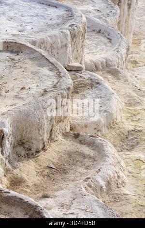Pamukkale in Turkiye (Türkei) ist bekannt für seine Travertinterrassen und heißen Quellen Stockfoto