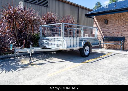 Foto eines geparkten, verzinkten Stahlanhängers mit einer achse und einem Gitterkäfig zur sicheren Aufbewahrung verschiedener Arten von Gegenständen. Stockfoto
