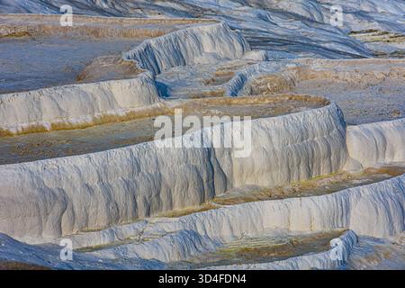Pamukkale in Turkiye (Türkei) ist bekannt für seine Travertinterrassen und heißen Quellen Stockfoto
