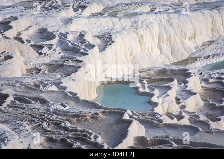 Pamukkale in Turkiye (Türkei) ist bekannt für seine Travertinterrassen und heißen Quellen Stockfoto