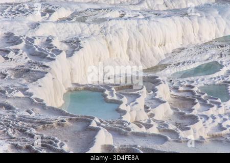 Pamukkale in Turkiye (Türkei) ist bekannt für seine Travertinterrassen und heißen Quellen Stockfoto