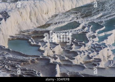 Pamukkale in Turkiye (Türkei) ist bekannt für seine Travertinterrassen und heißen Quellen Stockfoto