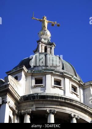 Lady of Justice vom Central Criminal Court, liebevoll bekannt als Old Bailey in der Stadt London England, Großbritannien, Scales of Justice Stockfoto Stockfoto