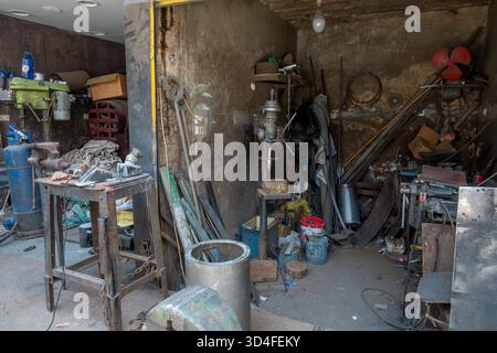 Eine Werkstatt am Straßenrand in der Altstadt von Kairo Stockfoto