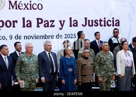 Mexiko-Stadt, Mexiko. November 2025. Mexikos Präsidentin Claudia Sheinbaum Pardo begleitet von Gouverneur des Bundesstaates Michoacan, Alfredo Ramírez Bedolla, Mexikos Innenministerin Rosa Icela Rodríguez, dem mexikanischen Marineminister Raymundo Morales Angeles und dem mexikanischen Verteidigungsminister Ricardo Trevilla Trejo während der Präsentation des Michoacan-Plans für Frieden und Gerechtigkeit im Nationalpalast. Am 9. November 2025 in Mexiko-Stadt. (Foto: Luis Barron/Eyepix Group/SIPA USA) Credit: SIPA USA/Alamy Live News Stockfoto