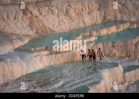 Pamukkale in Turkiye (Türkei) ist bekannt für seine Travertinterrassen und heißen Quellen Stockfoto