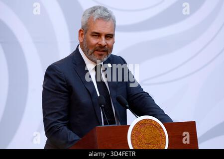 Mexiko-Stadt, Mexiko. November 2025. Der Gouverneur des Bundesstaates Michoacan, Alfredo Ramírez Bedolla, spricht während der Präsentation des Michoacan-Plans für Frieden und Gerechtigkeit im Nationalpalast. Am 9. November 2025 in Mexiko-Stadt. (Foto: Luis Barron/Eyepix Group/SIPA USA) Credit: SIPA USA/Alamy Live News Stockfoto