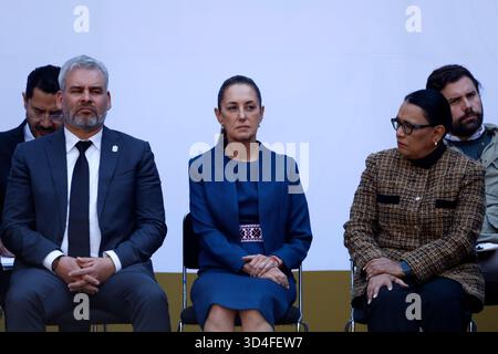 Mexiko-Stadt, Mexiko. November 2025. (l-R) Gouverneur des Bundesstaates Michoacan, Alfredo Ramírez Bedolla; Mexikos Präsidentin Claudia Sheinbaum Pardo und. Mexikos Innenministerin Rosa Icela Rodríguez bei der Vorstellung des Michoacan-Plans für Frieden und Gerechtigkeit im Nationalpalast. Am 9. November 2025 in Mexiko-Stadt. (Foto: Luis Barron/Eyepix Group/SIPA USA) Credit: SIPA USA/Alamy Live News Stockfoto