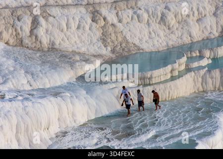 Pamukkale in Turkiye (Türkei) ist bekannt für seine Travertinterrassen und heißen Quellen Stockfoto
