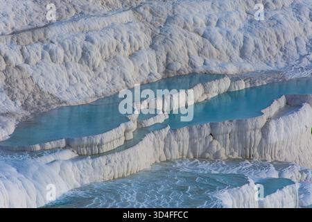 Pamukkale in Turkiye (Türkei) ist bekannt für seine Travertinterrassen und heißen Quellen Stockfoto