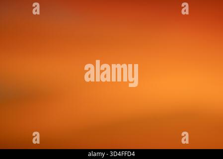 Abstrakter orangefarbener und gelber Hintergrund mit weichem Farbverlauf und weichen Farbübergängen bietet eine warme und einladende Textur für Kopfzeilen, Banner und digitale Designs Stockfoto