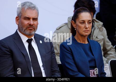 Mexiko-Stadt, Mexiko. November 2025. Gouverneur des Bundesstaates Michoacan, Alfredo Ramírez Bedolla und Mexikos Präsidentin Claudia Sheinbaum Pardo während der Präsentation des Plans Michoacan für Frieden und Gerechtigkeit im Nationalpalast. Am 9. November 2025 in Mexiko-Stadt. (Foto: Luis Barron/Eyepix Group/SIPA USA) Credit: SIPA USA/Alamy Live News Stockfoto