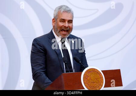 Mexiko-Stadt, Mexiko. November 2025. Der Gouverneur des Bundesstaates Michoacan, Alfredo Ramírez Bedolla, spricht während der Präsentation des Michoacan-Plans für Frieden und Gerechtigkeit im Nationalpalast. Am 9. November 2025 in Mexiko-Stadt. (Foto: Luis Barron/Eyepix Group/SIPA USA) Credit: SIPA USA/Alamy Live News Stockfoto
