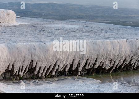 Pamukkale in Turkiye (Türkei) ist bekannt für seine Travertinterrassen und heißen Quellen Stockfoto