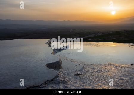 Pamukkale in Turkiye (Türkei) ist bekannt für seine Travertinterrassen und heißen Quellen Stockfoto