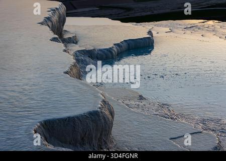 Pamukkale in Turkiye (Türkei) ist bekannt für seine Travertinterrassen und heißen Quellen Stockfoto