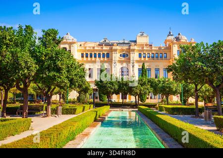Öffentlicher Garten Jardines de Pedro Luis Alonso und Rathaus in Malaga. Malaga ist eine Stadt in der andalusischen Gemeinde in Spanien. Stockfoto