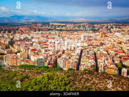 Panoramablick vom Stadtzentrum von Alicante aus der Vogelperspektive. Alicante ist eine Stadt in der spanischen Region Valencia. Stockfoto