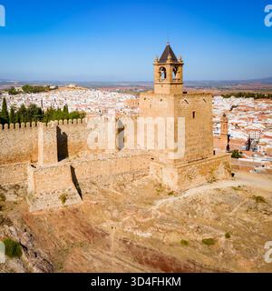 Alcazaba von Antequera aus der Vogelperspektive. Die Alcazaba von Antequera ist eine maurische Festung in der Stadt Antequera in der Provinz Malaga, der Gemeinde Stockfoto