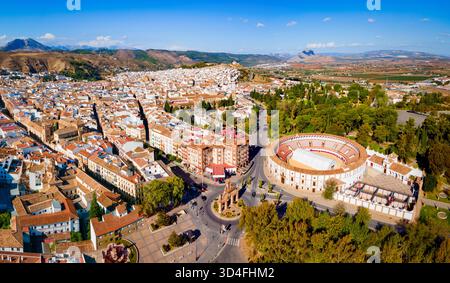 Plaza de Castilla und Puerta de Estepa Tor mit unvergleichlichem Panoramablick auf Antequera. Antequera ist eine Stadt in der Provinz Malaga, der Gemeinde von Stockfoto