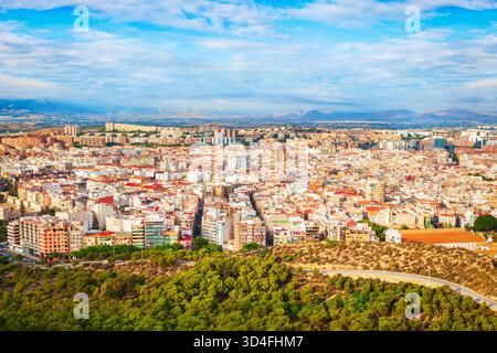 Panoramablick vom Stadtzentrum von Alicante aus der Vogelperspektive. Alicante ist eine Stadt in der spanischen Region Valencia. Stockfoto