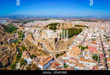 Alcazaba von Antequera aus der Vogelperspektive. Die Alcazaba von Antequera ist eine maurische Festung in der Stadt Antequera in der Provinz Malaga, der Gemeinde Stockfoto