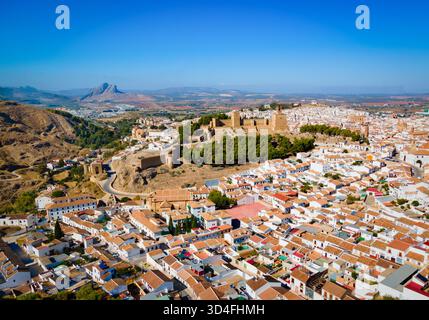 Alcazaba von Antequera aus der Vogelperspektive. Die Alcazaba von Antequera ist eine maurische Festung in der Stadt Antequera in der Provinz Malaga, der Gemeinde Stockfoto