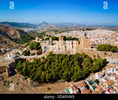 Alcazaba von Antequera aus der Vogelperspektive. Die Alcazaba von Antequera ist eine maurische Festung in der Stadt Antequera in der Provinz Malaga, der Gemeinde Stockfoto