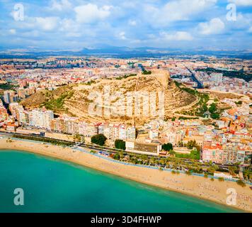 Panoramablick auf den Strand von Alicante. Alicante ist eine Stadt in der spanischen Region Valencia. Stockfoto