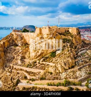 Unvergleichlicher Panoramablick auf das Schloss Santa Barbara. Santa Barbara Castle ist eine Festung auf dem Mount Benacantil im Zentrum von Alicante, Spanien. Stockfoto