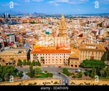 Die Kathedrale St. Mary mit unvergleichlichem Panoramablick auf Murcia. Murcia ist eine Stadt im Südosten Spaniens. Stockfoto