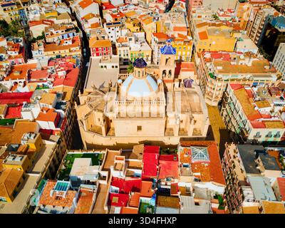 Concatedral de San Nicolas – Panoramablick aus der Vogelperspektive. Concatedral de San Nicolas ist eine römisch-katholische Kathedrale in Alicante, Valencia Region i. Stockfoto