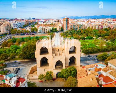 Das Serrans Gate oder die Serranos Towers aus der Vogelperspektive ist ein Tor aus dem 14. Jahrhundert in Valencia City in Spanien Stockfoto