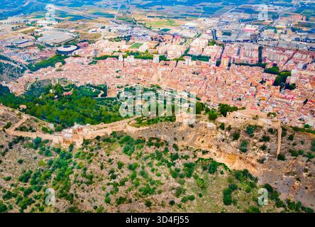 Panoramablick über die Burg Xativa aus der Vogelperspektive. Castillo de Jativa ist ein Schloss in der Stadt Xativa in der Nähe von Valencia in Spanien. Stockfoto