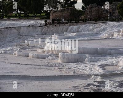 Pamukkale in Turkiye (Türkei) ist bekannt für seine Travertinterrassen und heißen Quellen Stockfoto
