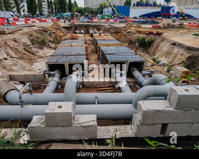 Bau einer neuen unterirdischen Rohrleitung. Stockfoto