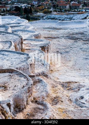 Pamukkale in Turkiye (Türkei) ist bekannt für seine Travertinterrassen und heißen Quellen Stockfoto