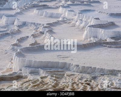 Pamukkale in Turkiye (Türkei) ist bekannt für seine Travertinterrassen und heißen Quellen Stockfoto