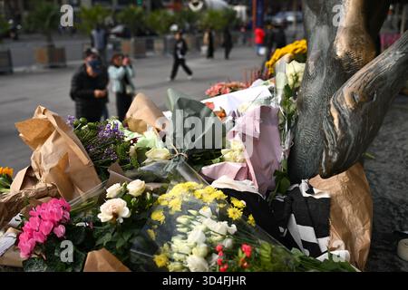 Paris, Frankreich. November 2025. Hommage an die Opfer der islamistischen Angriffe vom 13. November auf dem Place de la Republique, 10. November 2025 - 10. November 11/2025 - Frankreich/Paris - Julien Mattia/Le Pictorium Credit: LE PICTORIUM/Alamy Live News Stockfoto