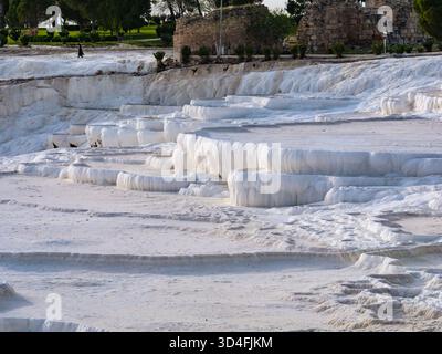 Pamukkale in Turkiye (Türkei) ist bekannt für seine Travertinterrassen und heißen Quellen Stockfoto