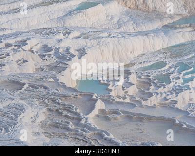 Pamukkale in Turkiye (Türkei) ist bekannt für seine Travertinterrassen und heißen Quellen Stockfoto
