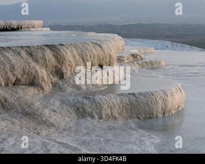 Pamukkale in Turkiye (Türkei) ist bekannt für seine Travertinterrassen und heißen Quellen Stockfoto