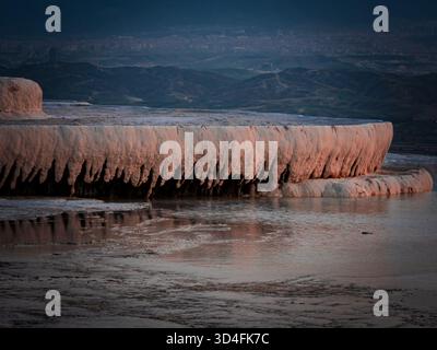 Pamukkale in Turkiye (Türkei) ist bekannt für seine Travertinterrassen und heißen Quellen Stockfoto